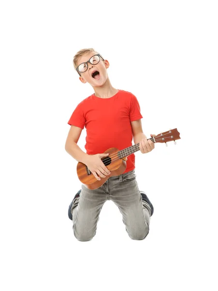 Эмоциональный Маленький Мальчик Играет Гитаре Изолированы Белом — стоковое фото