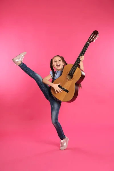 Милая Маленькая Девочка Играет Гитаре Цветном Фоне — стоковое фото