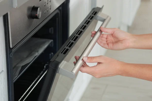 Jovem Mulher Abrindo Forno Elétrico Cozinha Close — Fotografia de Stock