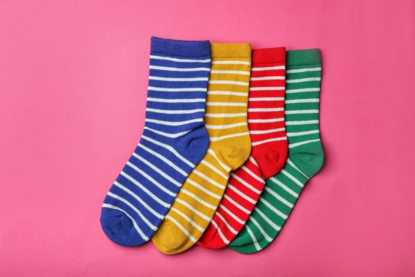 Şirin Çocuk Çorap Renk Arka Plan Üstten Görünüm — Stok fotoğraf
