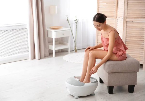 女人用漂亮的腿在家里用足浴 空间为文字 水疗护理 — 图库照片