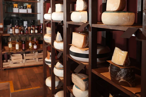ラック ストアでのおいしいチーズの種類 — ストック写真