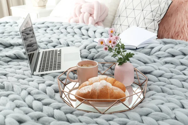 おいしい朝食 ラップトップとベッドの上本トレイ — ストック写真