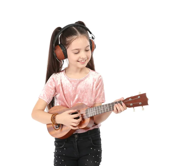 Gitar Üzerinde Beyaz Izole Çalmaya Kulaklık Ile Küçük Kız Portresi — Stok fotoğraf