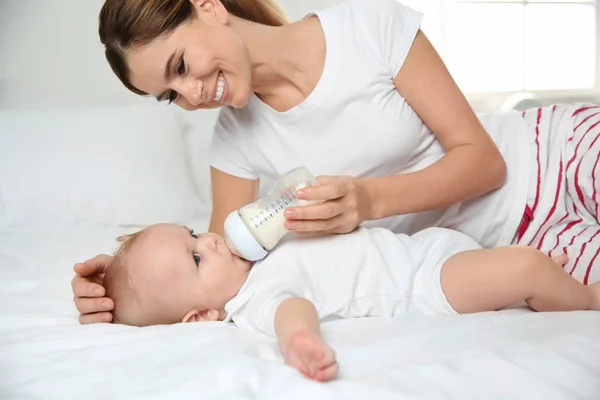 Mooie Moeder Haar Baby Voeding Uit Fles Bed Thuis — Stockfoto