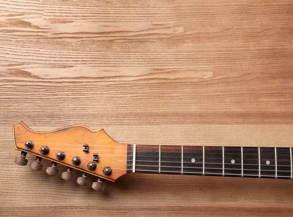 现代电吉他的木背景 顶部的看法 — 图库照片