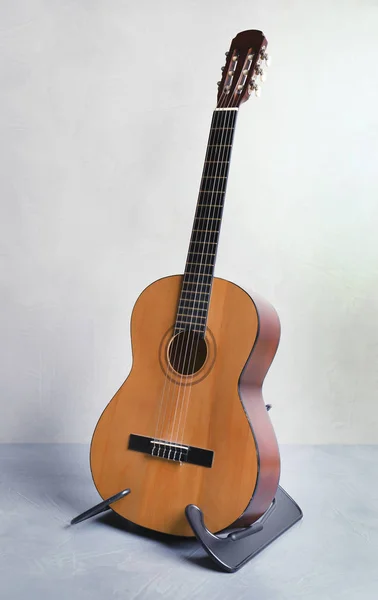 Gitara Klasyczna Piękne Stoisku Pobliżu Kolor Ściany — Zdjęcie stockowe