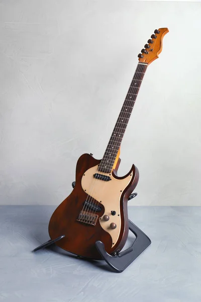 Stand Renk Duvarının Yakınında Modern Elektro Gitar — Stok fotoğraf