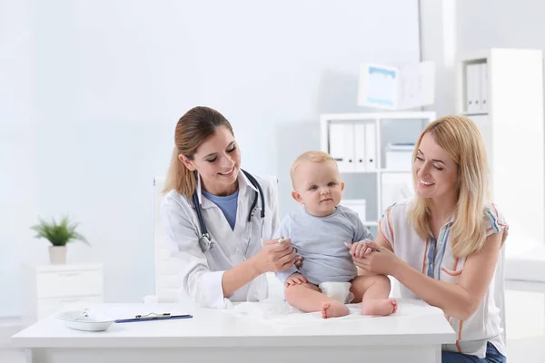 Mulher Com Seu Bebê Visitando Médico Infantil Hospital — Fotografia de Stock