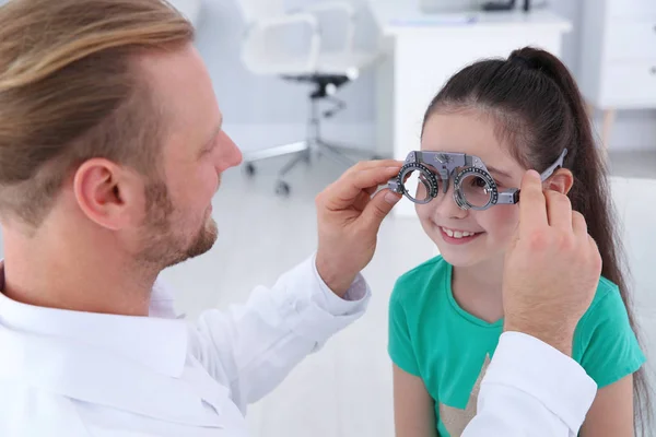 Παιδική Γιατρό Βάζοντας Δίκη Καρέ Κοριτσάκι Στην Κλινική Οφθαλμολογική Εξέταση — Φωτογραφία Αρχείου