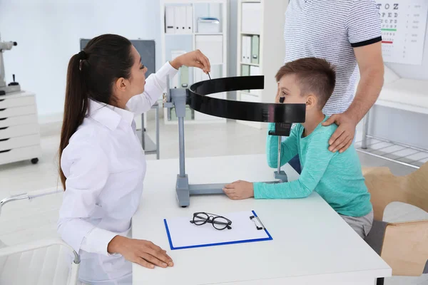 Médico Infantil Examinando Visão Menino Clínica — Fotografia de Stock