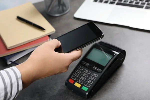 Mujer Usando Terminal Para Pago Sin Contacto Con Teléfono Inteligente — Foto de Stock