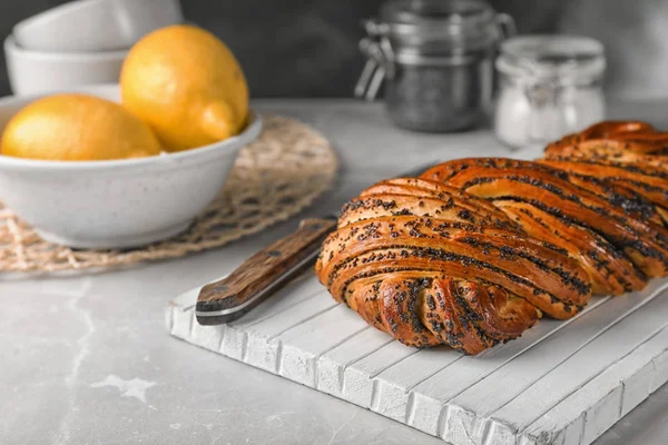 Pão Doce Saboroso Com Sementes Papoula Mesa Cinza — Fotografia de Stock