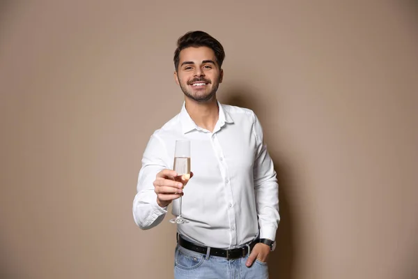 Bel Homme Avec Verre Champagne Sur Fond Couleur — Photo