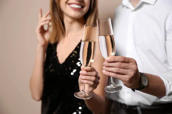 Gelukkige Paar Met Glazen Champagne Kleur Achtergrond Close — Stockfoto