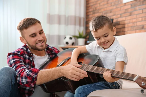 Padre Enseñando Hijito Tocar Guitarra Casa — Foto de Stock