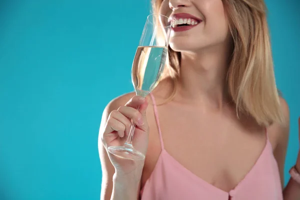 Belle Femme Avec Verre Champagne Sur Fond Couleur Gros Plan — Photo