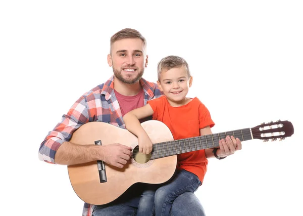 Ojciec Jego Synek Się Grać Gitarze Białym Tle Nauczanie — Zdjęcie stockowe