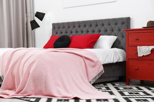 Stijlvol Interieur Met Groot Comfortabel Bed — Stockfoto