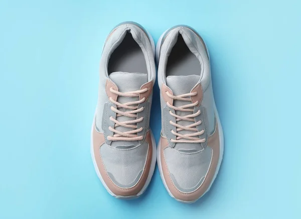 Paar Stijlvolle Sneakers Kleur Achtergrond Bovenaanzicht — Stockfoto