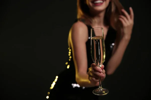 Krásná Žena Sklenku Šampaňského Tmavém Pozadí Closeup Prostor Pro Text — Stock fotografie