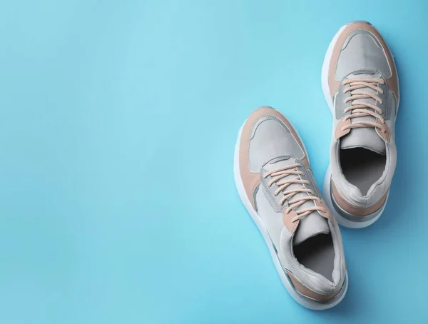 Paar Stijlvolle Sneakers Kleur Achtergrond Bovenaanzicht Ruimte Voor Tekst — Stockfoto