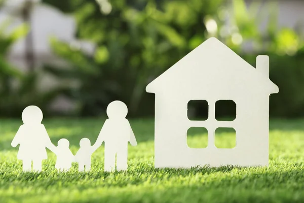 Papierschnitt Von Familie Und Haus Auf Frischem Gras Lebensversicherungskonzept — Stockfoto