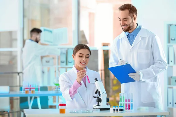 Jóvenes Científicos Trabajando Laboratorio Análisis Químico — Foto de Stock