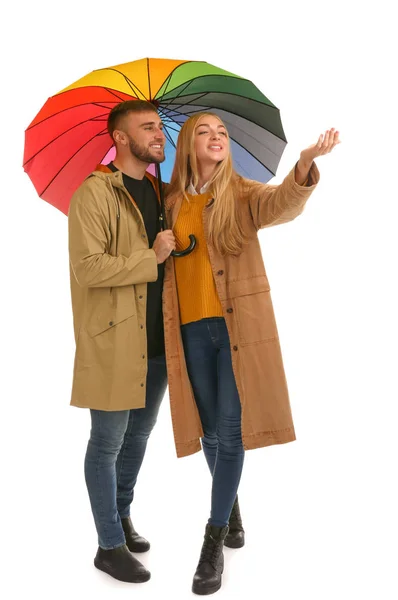 Retrato Comprimento Total Belo Casal Com Guarda Chuva Isolado Branco — Fotografia de Stock