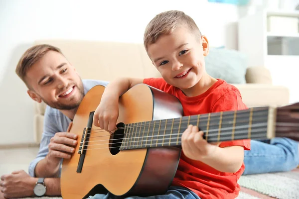 Padre Enseñando Hijito Tocar Guitarra Casa — Foto de Stock