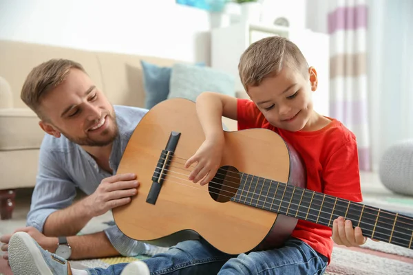 Padre Enseñando Hijito Tocar Guitarra Casa — Foto de Stock