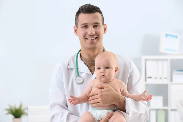 Médico Niños Con Bebé Lindo Hospital — Foto de Stock