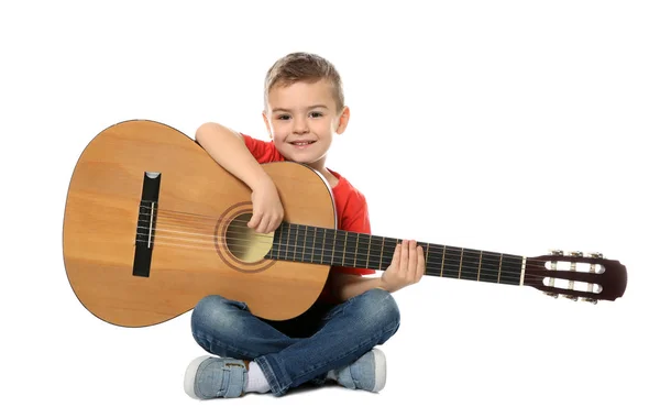 Liten Pojke Med Akustisk Gitarr Vit Bakgrund — Stockfoto