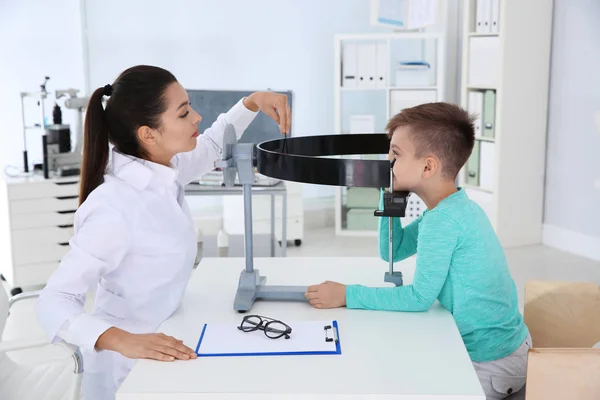 Дитячий Лікар Вивчає Зір Маленького Хлопчика Клініці — стокове фото