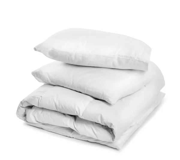 クリーン毛布と白い背景の上に枕 — ストック写真