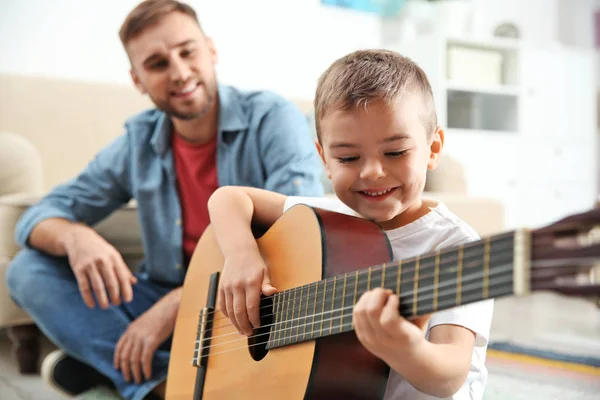 Oglądając Jego Syn Grać Gitarze Domu Ojca — Zdjęcie stockowe
