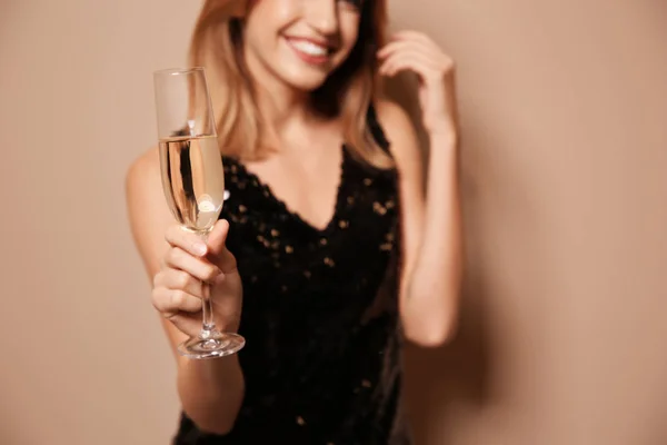 Belle Femme Avec Verre Champagne Sur Fond Couleur Gros Plan — Photo