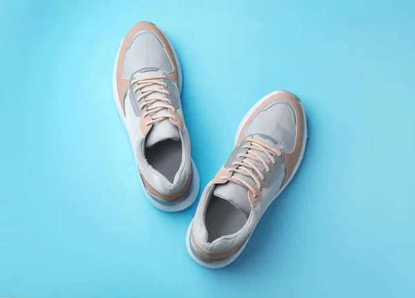 Par Snygga Sneakers Färg Bakgrunden Ovanifrån — Stockfoto