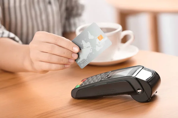 Vrouw Met Behulp Van Terminal Voor Credit Card Betaling Café — Stockfoto