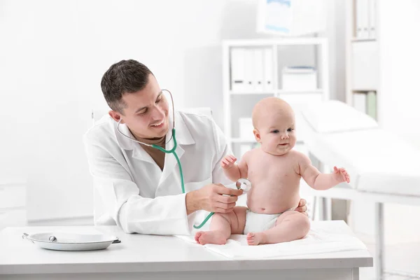 Kinder Arts Examencommissie Baby Met Stethoscoop Ziekenhuis — Stockfoto