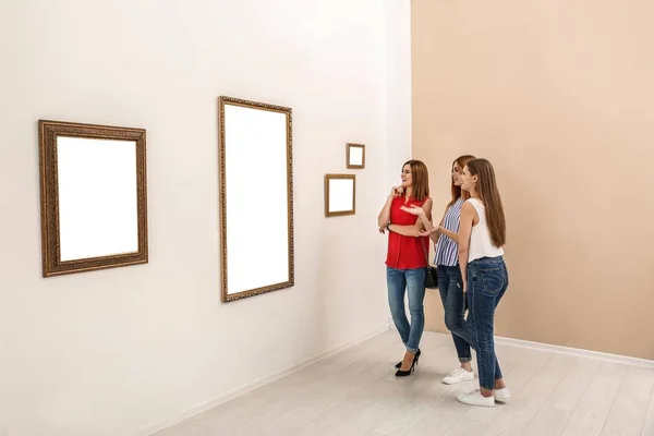 Mensen Het Bekijken Van Expositie Galerie Van Moderne Kunst — Stockfoto