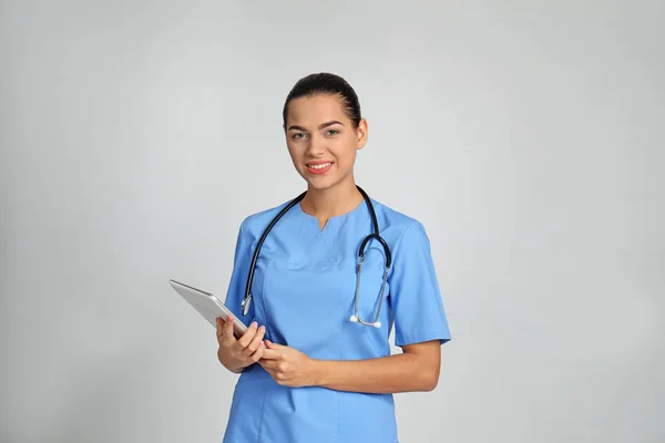 Portrait Jeune Assistant Médical Avec Stéthoscope Tablette Sur Fond Couleur — Photo