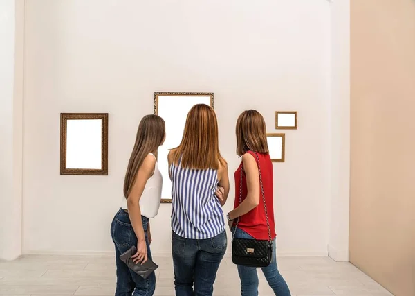 Lidé Prohlížení Výstavy Galerii Moderního Umění — Stock fotografie