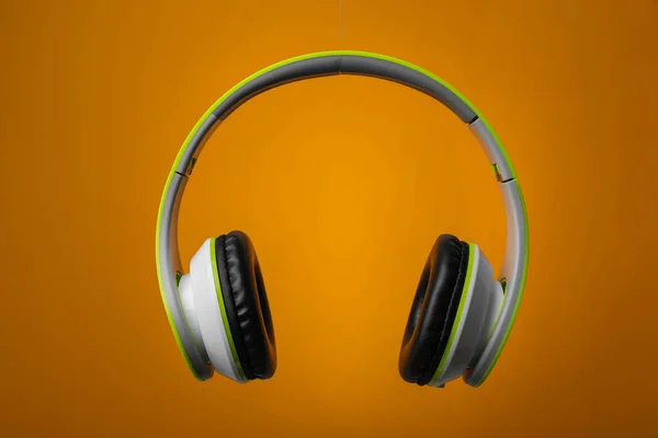 Auriculares Inalámbricos Con Orejeras Sobre Fondo Color —  Fotos de Stock