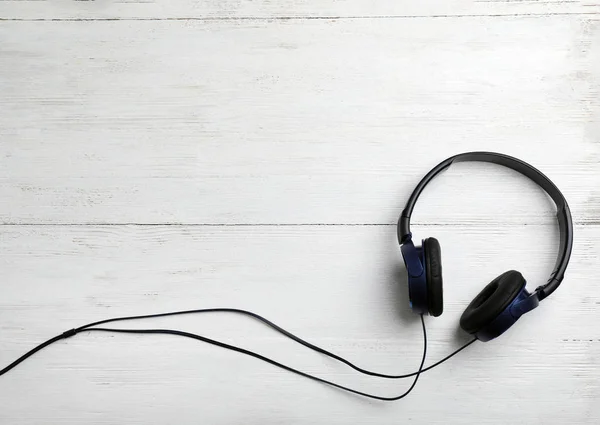 Elegantes Auriculares Modernos Espacio Para Texto Sobre Fondo Madera Vista —  Fotos de Stock