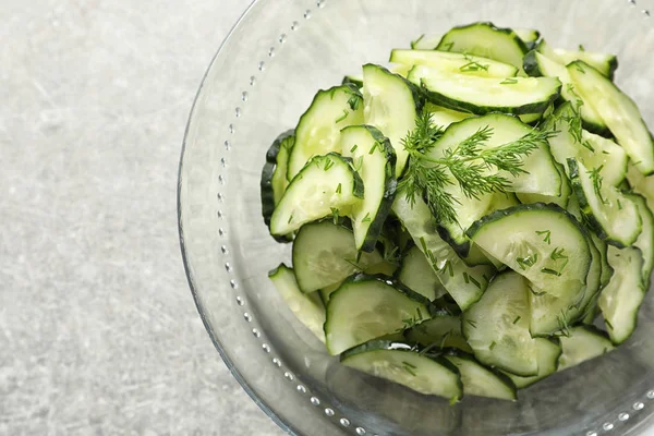 Heerlijke Komkommer Salade Met Dille Kom Grijze Achtergrond Bovenaanzicht — Stockfoto