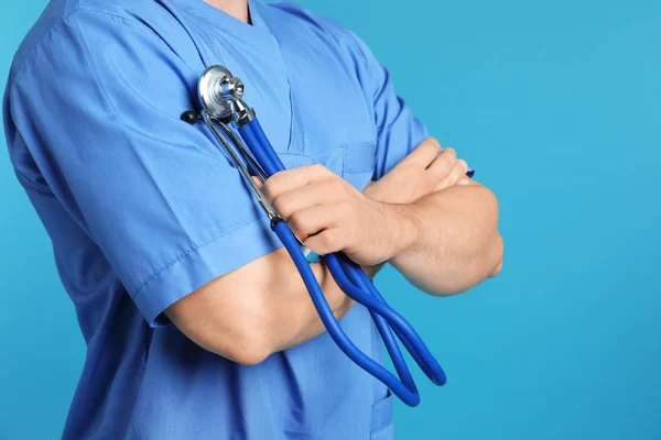 Medicinsk Assistent Med Stetoskop Farve Baggrund Closeup Plads Til Tekst - Stock-foto