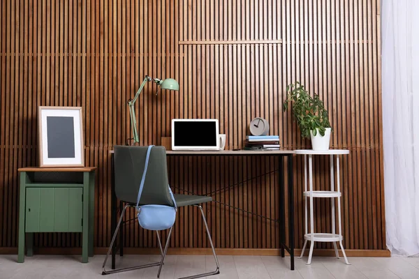 Interior Local Trabalho Elegante Com Laptop Mesa Perto Parede Madeira — Fotografia de Stock