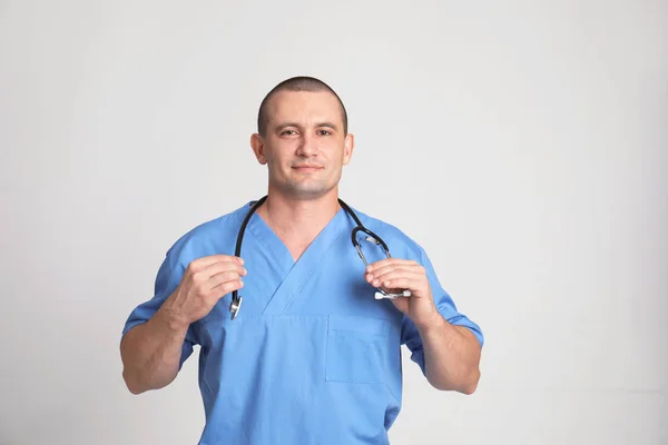 Porträt Eines Arzthelfers Mit Stethoskop Auf Farbigem Hintergrund — Stockfoto