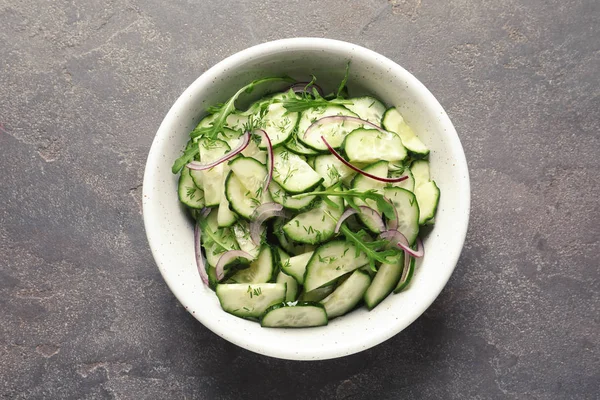 Deliciosa Ensalada Pepino Con Cebolla Rúcula Tazón Sobre Fondo Gris —  Fotos de Stock